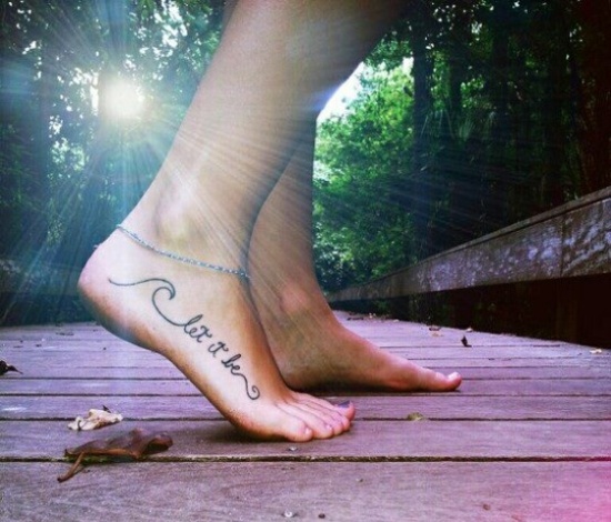 女性脚上的小纹身