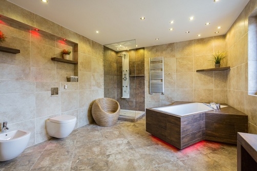 米色和宽敞的豪华浴室设计