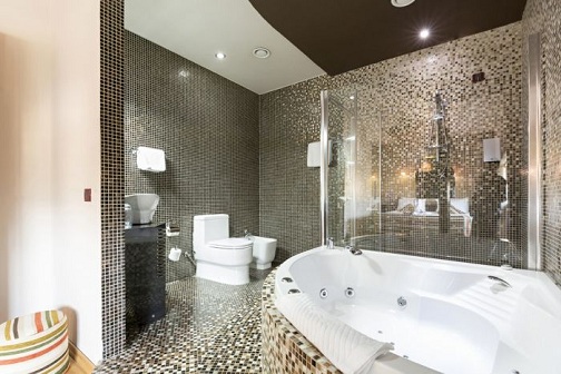 棕色和白色设计的豪华浴室
