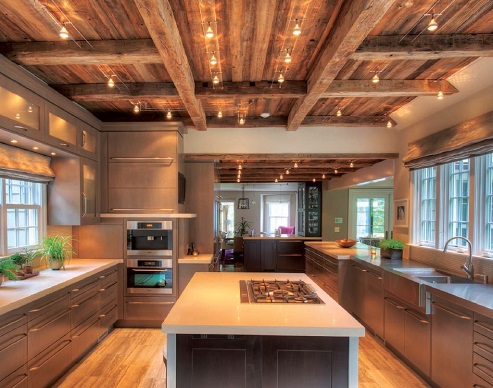 木制天花板设计的厨房